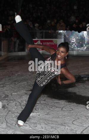 Surya Bonaly eröffnet am 6. Dezember 2013 die Freilaufbahn in der Esplanade de l'Hotel de Ville in Vincennes, Frankreich. Foto von Audrey Poree/ABACAPRESS.COM Stockfoto