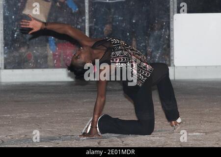 Surya Bonaly eröffnet am 6. Dezember 2013 die Freilaufbahn in der Esplanade de l'Hotel de Ville in Vincennes, Frankreich. Foto von Audrey Poree/ABACAPRESS.COM Stockfoto