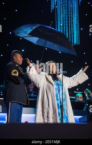 Die Sängerin Aretha Franklin tritt während der 91. Nationalen Weihnachtsbaumbeleuchtung auf der Ellipse südlich des Weißen Hauses in Washington, DC, USA, am 06. Dezember 2013 auf. Die Beleuchtung des Baumes ist eine jährliche Tradition, an der der US-Präsident und die erste Familie teilnehmen. Präsident Calvin Coolidge zündete 48 den ersten nationalen Weihnachtsbaum, eine 1923-Fuß-Balsam-Tanne. Foto von Jim Lo Scalzo/Pool/ABACAPRESS.COM Stockfoto