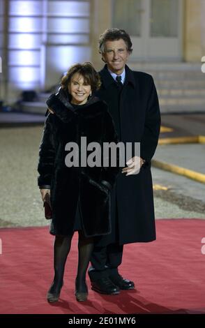 Der Präsident des Arabischen Weltinstituts Jack lang und seine Frau Monique kommen am 6. Dezember 2013 zum Abendessen im Präsidentenpalast Elysee an. Foto von Mousse/ABACAPRESS.COM Stockfoto