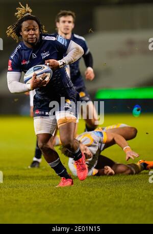 Sale Sharks Flügel Marland Yarde macht eine Pause, um zu Punkten Ein Versuch während der Gallagher Premiership Rugby Spiel Sale Sharks -V- Wespen im AJ Bell Stadium Stockfoto