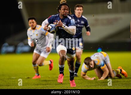 Sale Sharks Flügel Marland Yarde macht eine Pause, um zu Punkten Ein Versuch während der Gallagher Premiership Rugby Spiel Sale Sharks -V- Wespen im AJ Bell Stadium Stockfoto