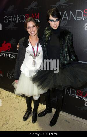 Jessica Springsteen und Edie Campbell nehmen am Amade-Preis während der Gucci Paris Masters Teil der Indoor Grand Slam Masters Tour in Villepinte, nahe Paris, Frankreich am 7. Dezember 2013 Teil. Foto von Laurent Zabulon/ABACAPRESS.COM Stockfoto