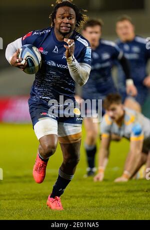 Sale Sharks Flügel Marland Yarde macht eine Pause, um zu Punkten Ein Versuch während der Gallagher Premiership Rugby Spiel Sale Sharks -V- Wespen im AJ Bell Stadium Stockfoto
