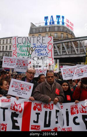 Während einer Demonstration gegen Rassismus im Zentrum von Paris, Frankreich, am 7. Dezember 2013, anlässlich des 30. Jahrestages des Marsches für Gleichheit und gegen Rassismus, einem antirassistischen marsch, der 1983 stattfand, halten Menschen ein Banner. Foto von Alain Apaydin/ABACAPRESS.COM Stockfoto