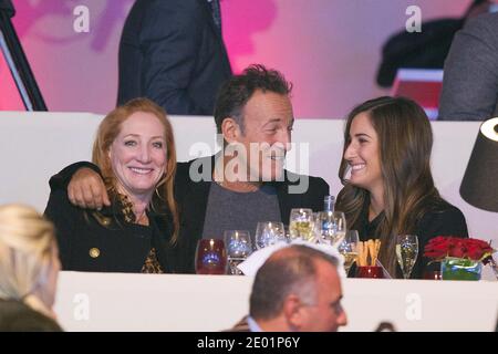 Bruce Springsteen und seine Frau Patti Scialfa und seine Tochter Jessica Rae Springsteen am 4. Tag der 2013 Gucci Paris Masters im Rahmen der Indoor Grand Slam Masters Tour, in Villepinte, nahe Paris, Frankreich am 8. Dezember 2013. Foto von Laurent Zabulon/ABACAPRESS.COM Stockfoto