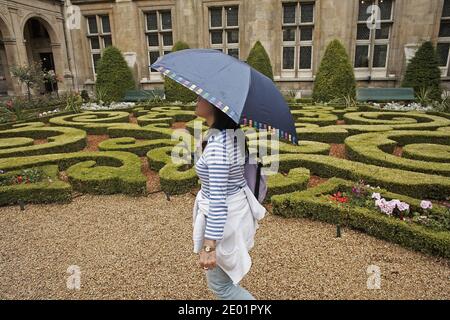 FRANKREICH / Paris/ Le Marais /Mädchen mit Regenschirm im Musée Carnavalet beherbergt dieses Marais-Gebäude aus dem Jahr 1548 wunderschöne Gärten. Stockfoto