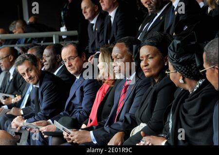 Handout-Bild veröffentlicht von der Regierung Kommunikations-und Informationssystem (GCIS) zeigt Französisch ehemaligen Präsidenten Nicolas Sarkozy (L), Französisch Präsident Francois Hollande (2. L) und seine Gefährtin Valerie Trierweiler (3. L), südafrikanischen ehemaligen Präsidenten Kgalema Motlanthe ((3. R) und seine Partnerin Gugu Mtshali (2. R) Teilnahme an der Gedenkfeier für den verstorbenen südafrikanischen Präsidenten Nelson Mandela am 10. Dezember 2013 im Soccer City Stadium in Johannesburg, Südafrika. Mandela, die verehrte Ikone des Anti-Apartheid-Kampfes in Südafrika und eine der großen politischen Persönlichkeiten von Stockfoto