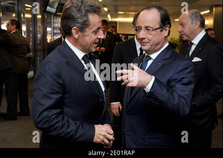 Handout-Bild veröffentlicht von der Regierung Kommunikations-und Informationssystem (GCIS) zeigt Französisch Präsident Francois Hollande im Gespräch mit dem ehemaligen französischen Präsidenten Nicolas Sarkozy, als sie im Soccer City Stadium in Johannesburg ankommen, um die Gedenkfeier für den verstorbenen südafrikanischen Präsidenten Nelson Mandela am 10. Dezember 2013. Mandela, die verehrte Ikone des Anti-Apartheid-Kampfes in Südafrika und eine der großen politischen Persönlichkeiten des 20. Jahrhunderts, starb am 5. Dezember in Johannesburg im Alter von 95 Jahren. Handout Photo von Elmond Jiyane/GCIS/ABACAPRESS.COM Stockfoto