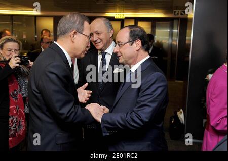 Handout-Bild veröffentlicht von der Regierung Kommunikations-und Informationssystem (GCIS) zeigt Französisch Präsident Francois Hollande mit Außenminister Laurent Fabius, im Gespräch mit UN-Generalsekretär Ban Ki-moon, als sie im Soccer City Stadium in Johannesburg ankommen, Zur Teilnahme an der Gedenkfeier für den verstorbenen südafrikanischen Präsidenten Nelson Mandela am 10. Dezember 2013. Mandela, die verehrte Ikone des Anti-Apartheid-Kampfes in Südafrika und eine der großen politischen Persönlichkeiten des 20. Jahrhunderts, starb am 5. Dezember in Johannesburg im Alter von 95 Jahren. Handout Photo von Elmond Jiyane/GCIS/ABACAPRE Stockfoto