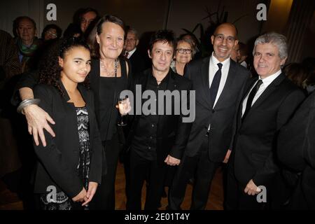 Beatrice Soule, Eric Serra, Harlem Desir und Claude Serillon bei der Einführungszeremonie des senegalesischen Bildhauers Ousmane Sow an der Academie des Beaux-Arts in Paris am 11. Dezember 2013. Foto von Jerome Domine/ABACAPRESS.COM Stockfoto