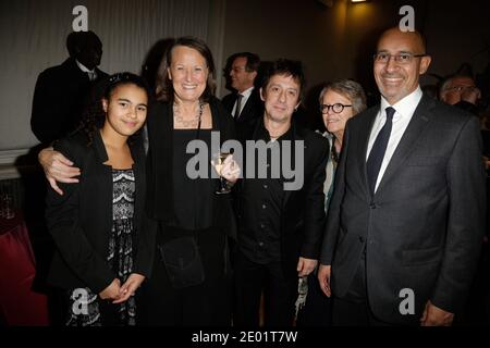 Beatrice Soule, Eric Serra und Harlem Desir bei der Einführungszeremonie des senegalesischen Bildhauers Ousmane Sow an der Academie des Beaux-Arts in Paris am 11. Dezember 2013. Foto von Jerome Domine/ABACAPRESS.COM Stockfoto