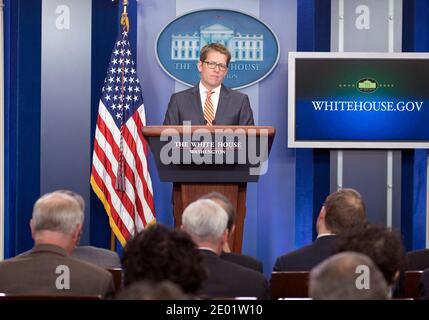 Der Pressesprecher des Weißen Hauses Jay Carney führt am Donnerstag, den 12. Dezember 2013, im Brady Press Briefing Room des Weißen Hauses in Washington, DC, USA, seine tägliche Pressekonferenz durch. Fragen zum Zugang für Standfotografen beantwortete er im Zuge der Arbeit von Santiago Lyon, Vice President und Director of Photography bei The Associated Press, in der New York Times. Foto von Ron Sachs/Pool/ABACAPRESS.COM Stockfoto