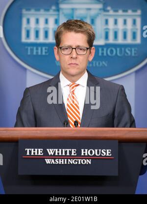 Der Pressesprecher des Weißen Hauses Jay Carney führt am Donnerstag, den 12. Dezember 2013, im Brady Press Briefing Room des Weißen Hauses in Washington, DC, USA, seine tägliche Pressekonferenz durch. Fragen zum Zugang für Standfotografen beantwortete er im Zuge der Arbeit von Santiago Lyon, Vice President und Director of Photography bei The Associated Press, in der New York Times. Foto von Ron Sachs/Pool/ABACAPRESS.COM Stockfoto