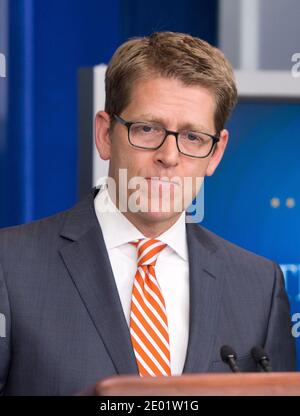 Der Pressesprecher des Weißen Hauses Jay Carney führt am Donnerstag, den 12. Dezember 2013, im Brady Press Briefing Room des Weißen Hauses in Washington, DC, USA, seine tägliche Pressekonferenz durch. Fragen zum Zugang für Standfotografen beantwortete er im Zuge der Arbeit von Santiago Lyon, Vice President und Director of Photography bei The Associated Press, in der New York Times. Foto von Ron Sachs/Pool/ABACAPRESS.COM Stockfoto