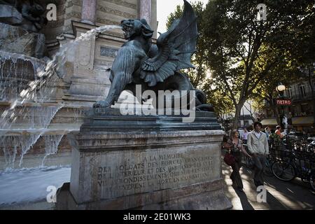 Die Statue von Saint Michel auf dem saint Michel Place in Paris Stockfoto