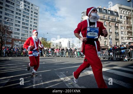 Als Weihnachtsmann gekleidete Läufer nehmen am 37. Jährlichen Issy-les-Moulineaux Santa Race Teil, mit einem erwarteten 5500 Weihnachtsmann, insgesamt 16 000 Teilnehmer am 10 km Lauf, für mehrere Wohltätigkeitsorganisationen in Issy-les-Moulineaux, in der Nähe von Paris, Frankreich, am 15. Dezember 2013. Foto von Nicolas Messyasz/ABACAPRESS.COM Stockfoto