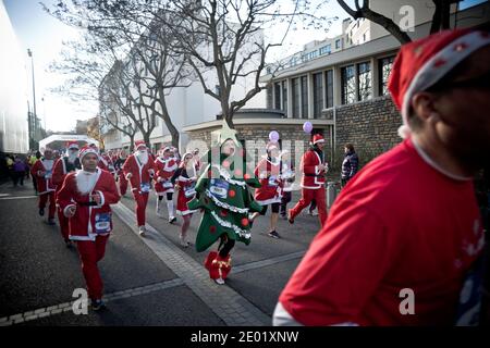 Als Weihnachtsmann gekleidete Läufer nehmen am 37. Jährlichen Issy-les-Moulineaux Santa Race Teil, mit einem erwarteten 5500 Weihnachtsmann, insgesamt 16 000 Teilnehmer am 10 km Lauf, für mehrere Wohltätigkeitsorganisationen in Issy-les-Moulineaux, in der Nähe von Paris, Frankreich, am 15. Dezember 2013. Foto von Nicolas Messyasz/ABACAPRESS.COM Stockfoto