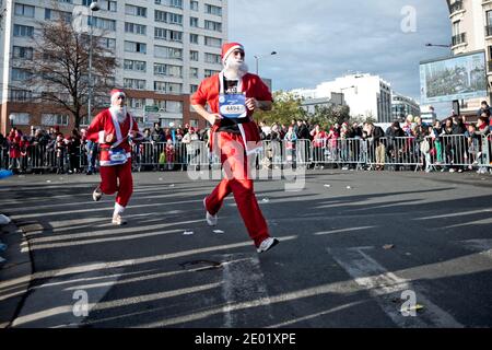 Als Weihnachtsmann gekleidete Läufer nehmen am 37. Jährlichen Issy-les-Moulineaux Santa Race Teil, mit einem erwarteten 5500 Weihnachtsmann, insgesamt 16 000 Teilnehmer am 10 km Lauf, für mehrere Wohltätigkeitsorganisationen in Issy-les-Moulineaux, in der Nähe von Paris, Frankreich, am 15. Dezember 2013. Foto von Nicolas Messyasz/ABACAPRESS.COM Stockfoto