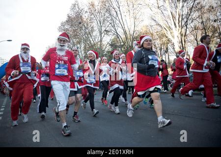 Als Weihnachtsmann gekleidete Läufer nehmen am 37. Jährlichen Issy-les-Moulineaux Santa Race Teil, mit einem erwarteten 5500 Weihnachtsmann, insgesamt 16 000 Teilnehmer am 10 km Lauf, für mehrere Wohltätigkeitsorganisationen in Issy-les-Moulineaux, in der Nähe von Paris, Frankreich, am 15. Dezember 2013. Foto von Nicolas Messyasz/ABACAPRESS.COM Stockfoto