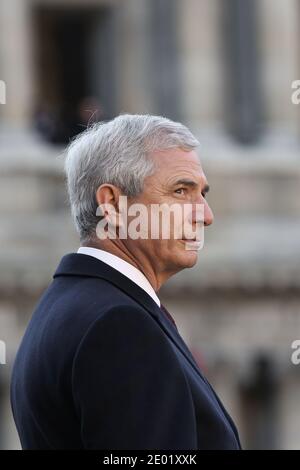 Der Präsident der französischen Nationalversammlung, Claude Bartolone, während der französischen Nationalhymne während einer Zeremonie zur Würdigung der beiden Soldaten, die am 9. Dezember 16 im Hof des Invalidenhofs in Paris in der Zentralafrikanischen Republik 2013 ums Leben kamen. Antoine Le Quinio und Nicolas Vokaer, beide vom 8. Marine Infantry Parachute Regiment (8e Regiment de Parachutistes d'Infanterie de Marine, 8e RPIMA), starben am 9. Dezember, 2013 während einer Schießerei in Bangui im Rahmen der französischen Armeemission Sangaris zur Entwaffnung der Milizen und anderer Gruppen, die für eine Spirale der Gewalt in Zentralafrika verantwortlich gemacht wurden. Foto von Stockfoto