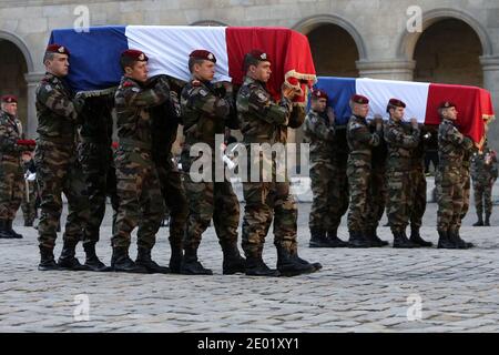 Atmosphäre während der französischen Nationalhymne während einer Zeremonie zur Würdigung der beiden Soldaten, die am 9. Dezember 16 im Hof des Invalidenhofs in Paris in der Zentralafrikanischen Republik 2013 ums Leben kamen. Antoine Le Quinio und Nicolas Vokaer, beide vom 8. Marine Infantry Parachute Regiment (8e Regiment de Parachutistes d'Infanterie de Marine, 8e RPIMA), starben am 9. Dezember, 2013 während einer Schießerei in Bangui im Rahmen der französischen Armeemission Sangaris zur Entwaffnung der Milizen und anderer Gruppen, die für eine Spirale der Gewalt in Zentralafrika verantwortlich gemacht wurden. Foto von Stephane Lemouton/ABACAPRESS.COM Stockfoto