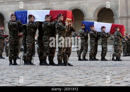 Atmosphäre während der französischen Nationalhymne während einer Zeremonie zur Würdigung der beiden Soldaten, die am 9. Dezember 16 im Hof des Invalidenhofs in Paris in der Zentralafrikanischen Republik 2013 ums Leben kamen. Antoine Le Quinio und Nicolas Vokaer, beide vom 8. Marine Infantry Parachute Regiment (8e Regiment de Parachutistes d'Infanterie de Marine, 8e RPIMA), starben am 9. Dezember, 2013 während einer Schießerei in Bangui im Rahmen der französischen Armeemission Sangaris zur Entwaffnung der Milizen und anderer Gruppen, die für eine Spirale der Gewalt in Zentralafrika verantwortlich gemacht wurden. Foto von Stephane Lemouton/ABACAPRESS.COM Stockfoto