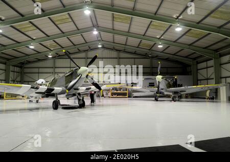 Im Hangar des Biggin Hill Heritage Hangar am Biggin Hill Airport, Kent, Großbritannien. Zwei restaurierte Spitfires im unberührten Hangar Stockfoto