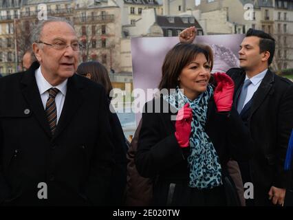 Paris Stellvertretende Bürgermeisterin und Sozialistische Partei (PS) Kandidatin für die Kommunalwahl 2014 in Paris Anne Hidalgo bei der Einweihung des Nelson Mandela Garden in Paris, Frankreich am 19. Dezember 2013. Foto von Christian Liewig/ABACAPRESS.COM Stockfoto