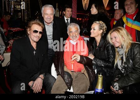 Jean-Paul Belmondo, Johnny Hallyday, Laeticia Hallyday, Fiona Gelin und Marcel Campion nehmen an der Grand Palais Funfair Party Teil, die Marcel Campion am 19. Dezember 2013 in Paris veranstaltet hat. Foto von Jerome Domine/ABACAPRESS.COM Stockfoto