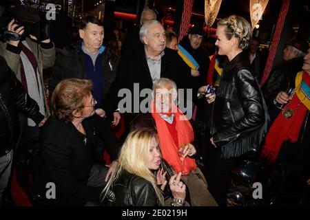 Jean-Paul Belmondo, Johnny Hallyday, Laeticia Hallyday, Fiona Gelin und Marcel Campion nehmen an der Grand Palais Funfair Party Teil, die Marcel Campion am 19. Dezember 2013 in Paris veranstaltet hat. Foto von Jerome Domine/ABACAPRESS.COM Stockfoto