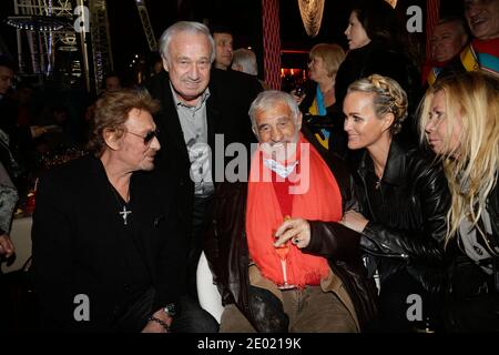 Jean-Paul Belmondo, Johnny Hallyday, Laeticia Hallyday, Fiona Gelin und Marcel Campion nehmen an der Grand Palais Funfair Party Teil, die Marcel Campion am 19. Dezember 2013 in Paris veranstaltet hat. Foto von Jerome Domine/ABACAPRESS.COM Stockfoto