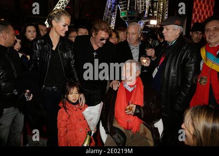 Bitte verstecken Sie die Gesichter der Kinder vor der Veröffentlichung - Jean-Paul Belmondo, Stella Belmondo, Johnny Hallyday, Laeticia Hallyday, Joy Hallyday und Marcel Campion bei der Grand Palais Funfair Party von Marcel Campion in Paris, Frankreich am 19. Dezember 2013. Foto von Jerome Domine/ABACAPRESS.COM Stockfoto