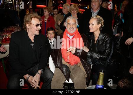 Johnny Hallyday, Laeticia Hallyday und Jean-Paul Belmondo bei der Grand Palais Funfair Party, die Marcel Campion am 19. Dezember 2013 in Paris veranstaltet hat. Foto von Jerome Domine/ABACAPRESS.COM Stockfoto