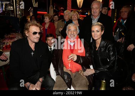 Johnny Hallyday, Laeticia Hallyday und Jean-Paul Belmondo bei der Grand Palais Funfair Party, die Marcel Campion am 19. Dezember 2013 in Paris veranstaltet hat. Foto von Jerome Domine/ABACAPRESS.COM Stockfoto