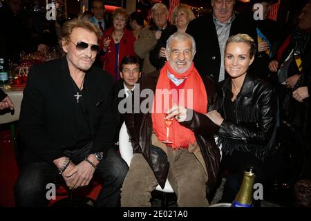 Johnny Hallyday, Laeticia Hallyday und Jean-Paul Belmondo bei der Grand Palais Funfair Party, die Marcel Campion am 19. Dezember 2013 in Paris veranstaltet hat. Foto von Jerome Domine/ABACAPRESS.COM Stockfoto