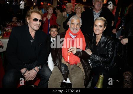 Datei Foto : Johnny Hallyday, Laeticia Hallyday und Jean-Paul Belmondo bei der Grand Palais Funfair Party von Marcel Campion in Paris, Frankreich am 19. Dezember 2013. Frankreichs größter Rockstar Johnny Hallyday ist an Lungenkrebs gestorben, sagt seine Frau. Er war 74 Jahre alt. Der Sänger - richtiger Name Jean-Philippe Smet - verkaufte etwa 100 Millionen Platten und spielte in einer Reihe von Filmen. Foto von Jerome Domine/ABACAPRESS.COM Stockfoto