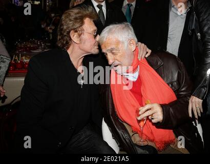 Johnny Hallyday und Jean-Paul Belmondo nehmen an der Grand Palais Funfair Party Teil, die Marcel Campion am 19. Dezember 2013 in Paris veranstaltet hat. Foto von Jerome Domine/ABACAPRESS.COM Stockfoto