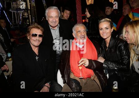 Jean-Paul Belmondo, Johnny Hallyday, Laeticia Hallyday, Fiona Gelin und Marcel Campion nehmen an der Grand Palais Funfair Party Teil, die Marcel Campion am 19. Dezember 2013 in Paris veranstaltet hat. Foto von Jerome Domine/ABACAPRESS.COM Stockfoto