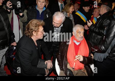 Jean-Paul Belmondo, Johnny Hallyday und Marcel Campion nehmen an der Grand Palais Funfair Party Teil, die Marcel Campion am 19. Dezember 2013 in Paris veranstaltet hat. Foto von Jerome Domine/ABACAPRESS.COM Stockfoto