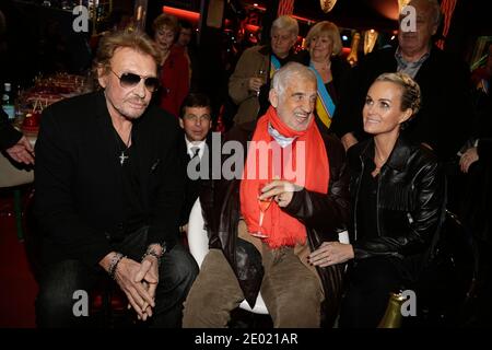 Johnny Hallyday, Laeticia Hallyday und Jean-Paul Belmondo bei der Grand Palais Funfair Party, die Marcel Campion am 19. Dezember 2013 in Paris veranstaltet hat. Foto von Jerome Domine/ABACAPRESS.COM Stockfoto