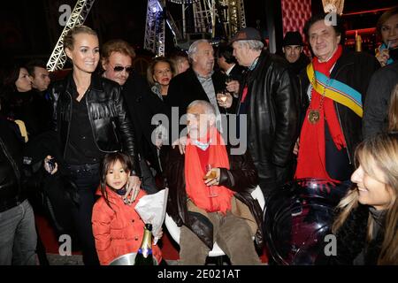 Bitte verstecken Sie die Gesichter der Kinder vor der Veröffentlichung - Jean-Paul Belmondo, Stella Belmondo, Johnny Hallyday, Laeticia Hallyday, Joy Hallyday und Marcel Campion bei der Grand Palais Funfair Party von Marcel Campion in Paris, Frankreich am 19. Dezember 2013. Foto von Jerome Domine/ABACAPRESS.COM Stockfoto