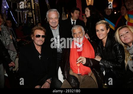 Jean-Paul Belmondo, Johnny Hallyday, Laeticia Hallyday, Fiona Gelin und Marcel Campion nehmen an der Grand Palais Funfair Party Teil, die Marcel Campion am 19. Dezember 2013 in Paris veranstaltet hat. Foto von Jerome Domine/ABACAPRESS.COM Stockfoto