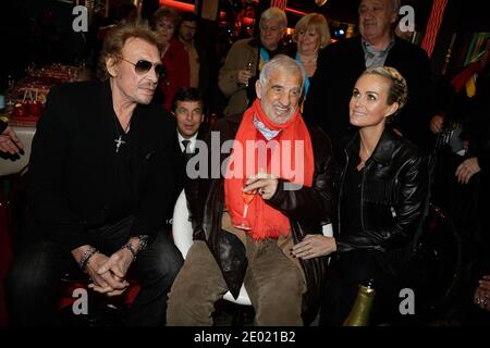 Johnny Hallyday, Laeticia Hallyday und Jean-Paul Belmondo bei der Grand Palais Funfair Party, die Marcel Campion am 19. Dezember 2013 in Paris veranstaltet hat. Foto von Jerome Domine/ABACAPRESS.COM Stockfoto