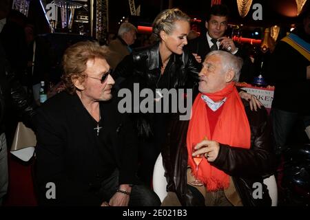 Johnny Hallyday, Laeticia Hallyday und Jean-Paul Belmondo bei der Grand Palais Funfair Party, die Marcel Campion am 19. Dezember 2013 in Paris veranstaltet hat. Foto von Jerome Domine/ABACAPRESS.COM Stockfoto