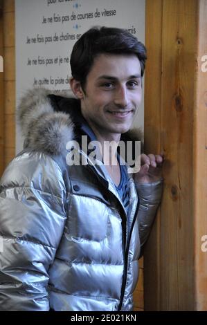 Der französische Eiskunstläufer Brian Joubert während der Präsentation des französischen Eiskunstlaufteams für die Olympischen Winterspiele 2014 in Sotschi am 19. Dezember 2013 auf einer temporären Eisbahn auf dem Place de la Concorde in Paris, Frankreich, am 19. Dezember 2013. Foto von Thierry Plessis/ABACAPRESS.COM Stockfoto