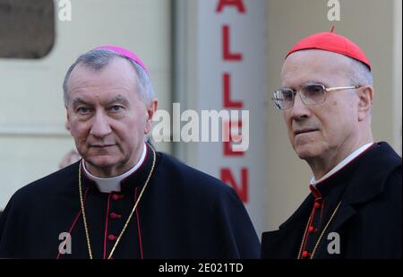 Der neue Vatikanische Staatssekretär Pietro Parolin (L) und der ehemalige Vatikanische Staatssekretär Tarcisio Bertone warten auf Papst Franziskus vor seinem Besuch im Bambino Gesu Kinderkrankenhaus in Rom, Italien am 21. Dezember 2013. Foto von Eric Vandeville/ABACAPRESS.COM Stockfoto