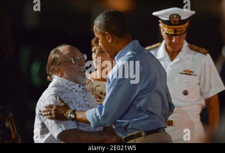 Die erste Familie, Präsident Barack Obama, begrüßt den Gouverneur des Staates Hawaii, Neil Abercrombie. Michelle Obama, Malia Obama und Sasha Obama kamen in der Joint Base Pearl Harbor-Hickam für den Winterurlaub in HI, USA an. 21 dezember 2013. Foto von Cory Lum/Pool/ABACAPRESS.COM Stockfoto