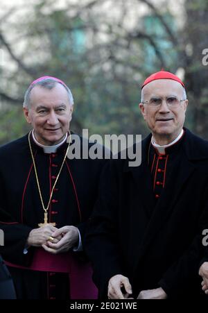 Der neue Vatikanische Staatssekretär Pietro Parolin (L) und der ehemalige Vatikanische Staatssekretär Tarcisio Bertone warten auf Papst Franziskus vor seinem Besuch im Bambino Gesu Kinderkrankenhaus in Rom, Italien am 21. Dezember 2013. Foto von Eric Vandeville/ABACAPRESS.COM Stockfoto