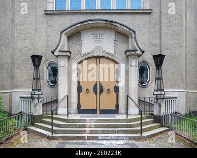 BERLIN, DEUTSCHLAND - 14. JUNI 2020: Tür der Queen Louise Gedächtniskirche in Berlin, Deutschland im Sommer Stockfoto